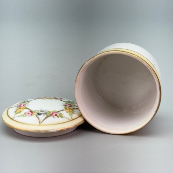 Vintage Handpainted Nippon 
Lidded Trinket Ring Box - Picture 4 of 8